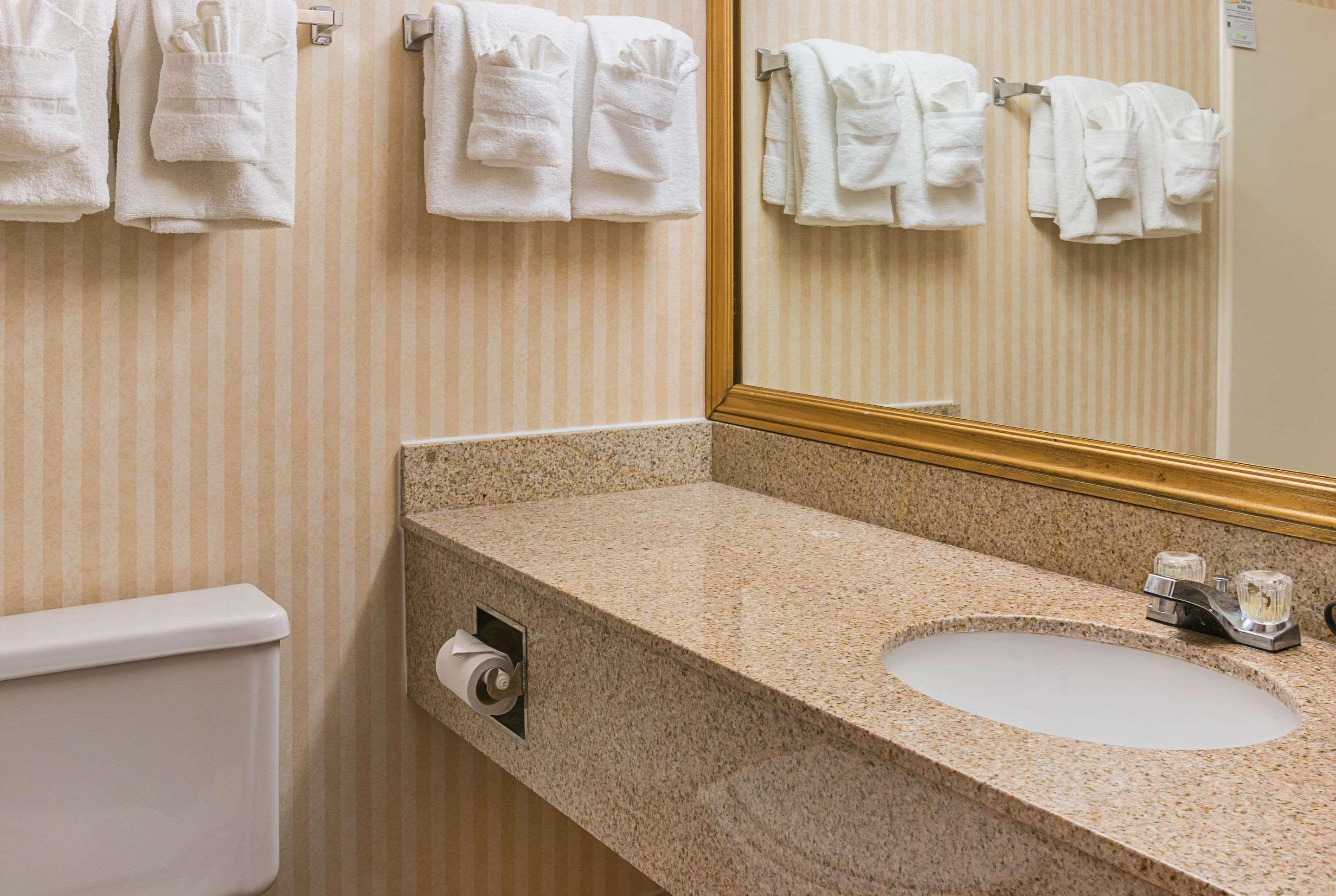 Hotel Quality & Detroit Metro Airport Romulus